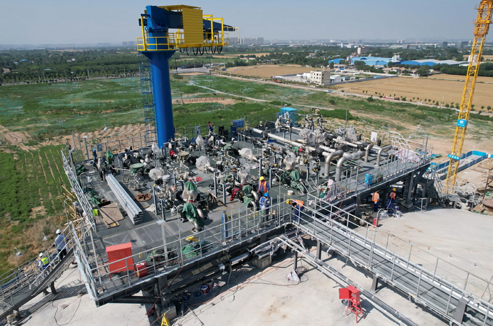 6月23日，中建安裝華西公司工人在西安液化天然氣（LNG）應急儲備調峰項目現場1號儲罐泵井平台上作業（無人機照片）。
