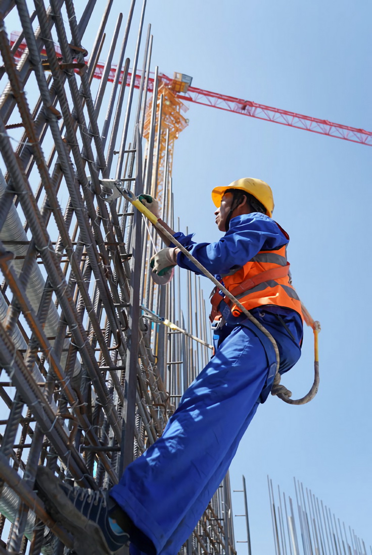 6月23日，中建安裝華西公司工人在西安液化天然氣（LNG）應急儲備調峰項目現場2號儲罐承台上作業。