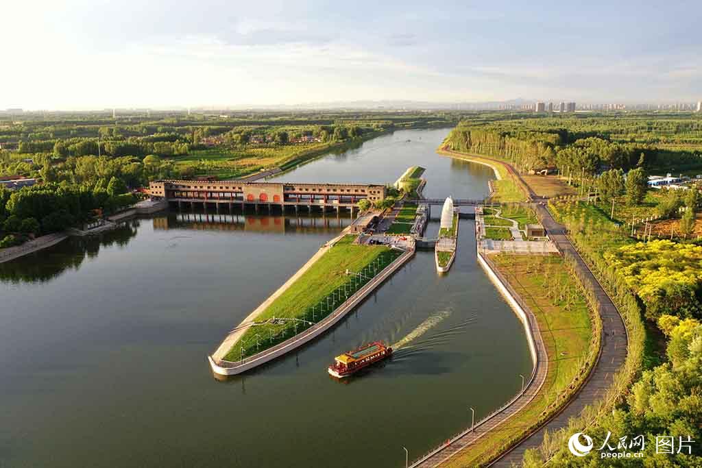游船從河北香河經過京冀交界處楊窪閘進入北京通州段。