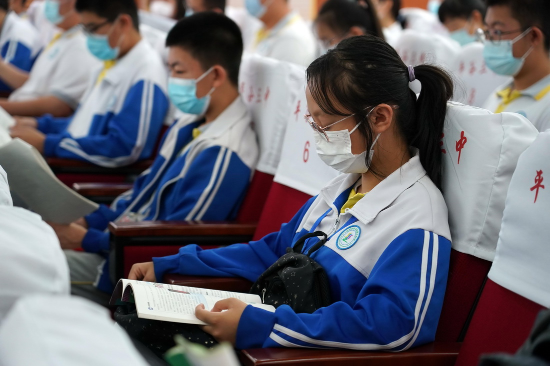 6月24日，考生在北京市平谷区第三中学考点候考区复习。