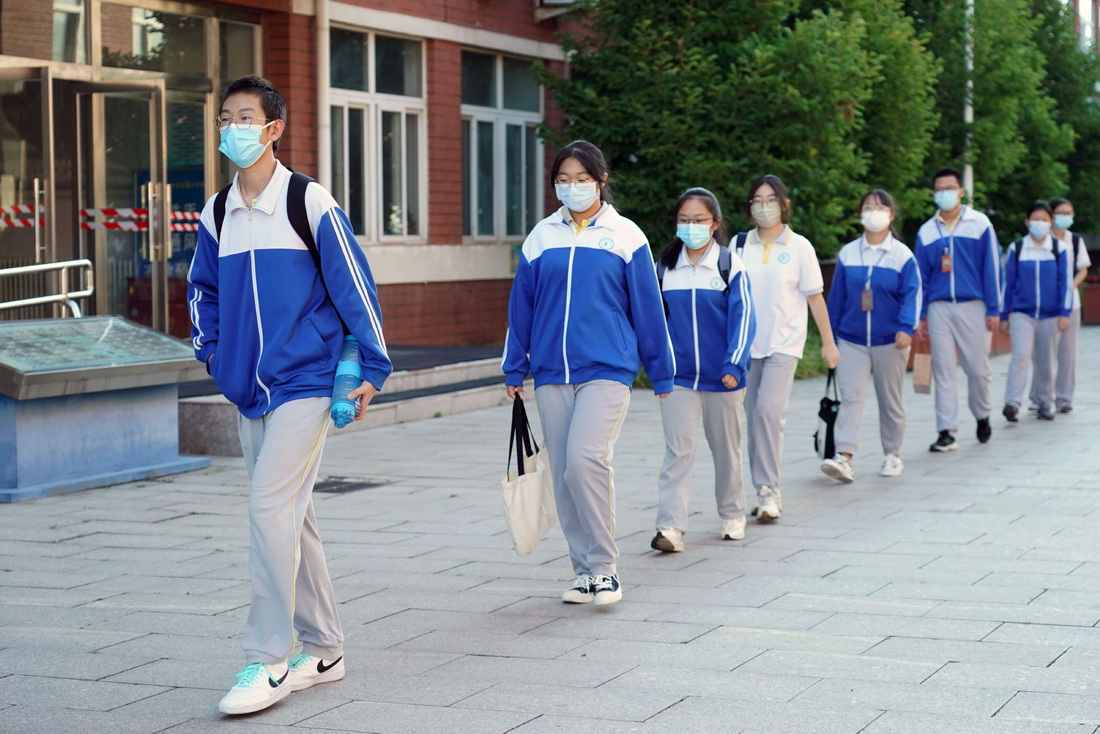 6月24日，考生排队走在北京市平谷区第三中学考点内。
