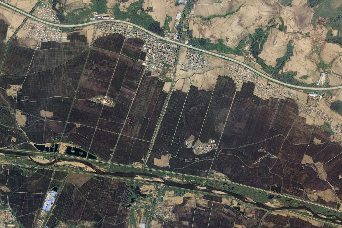 這是“吉林一號”衛星6月8日拍攝的吉林省延邊朝鮮族自治州和龍市光東村農田景色。