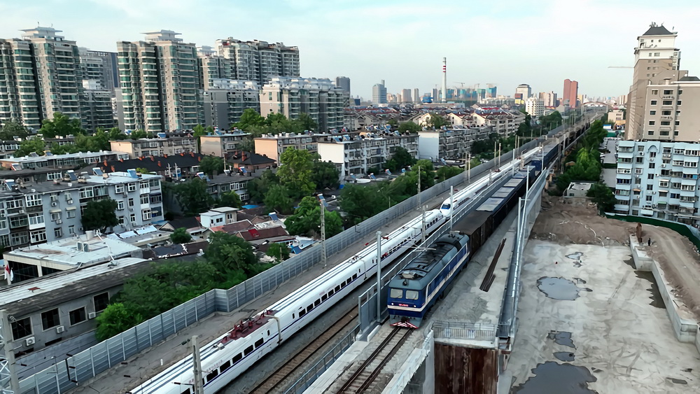 6月25日，一輛貨運列車通過改造后的濟鄭高鐵引入濟南樞紐工程京膠聯絡上行線北—北特大橋。