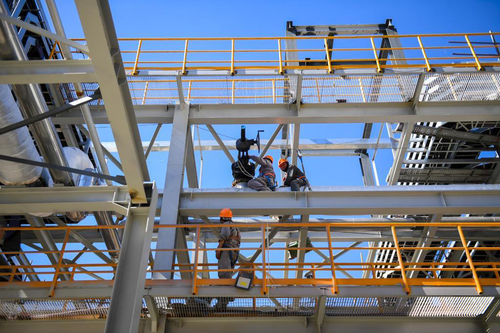 6月24日，施工人員在內蒙古通威高純晶硅有限公司二期工程建設現場忙碌。