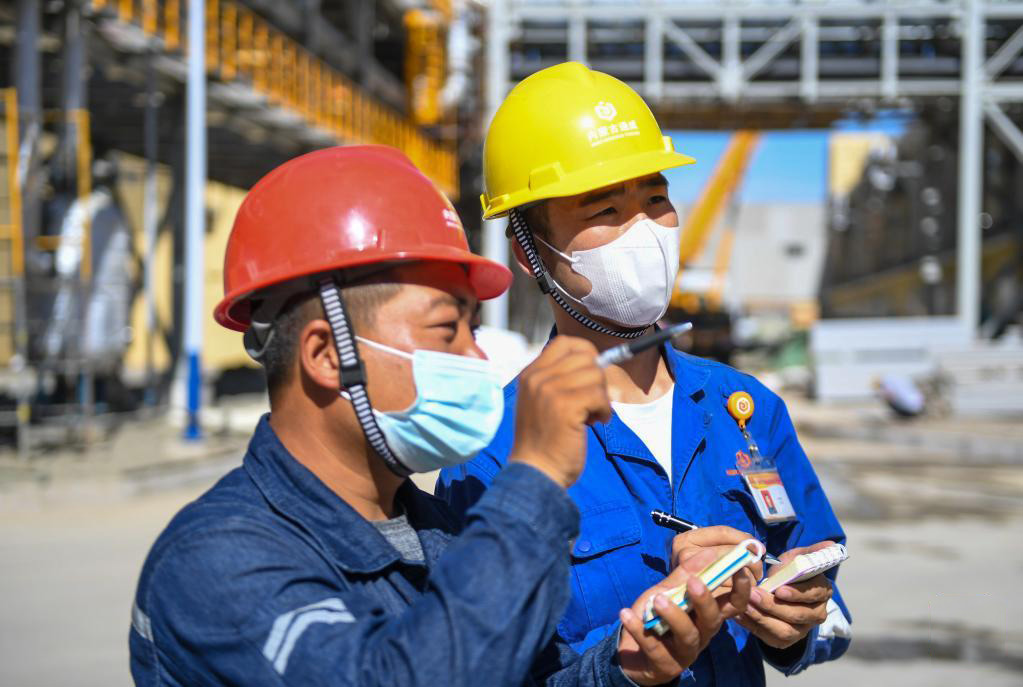 6月24日，在內蒙古通威高純晶硅有限公司二期工程建設現場，工程師們在現場工作。