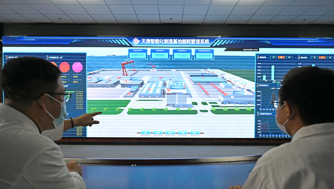 6月26日，工作人員在在海油工程天津智能化制造基地生產指揮中心內交流。
