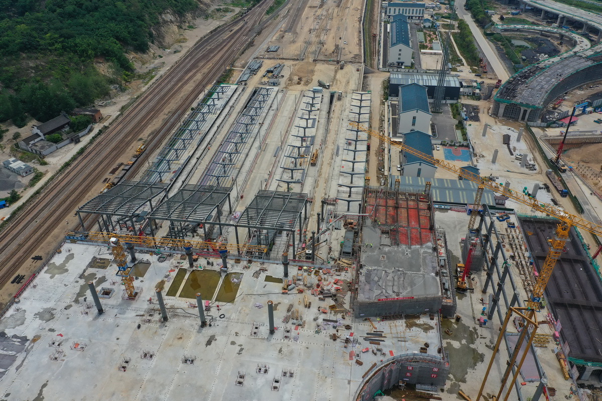6月26日拍攝的南沿江鐵路江陰站站房主體結構封頂施工現場（無人機照片）。