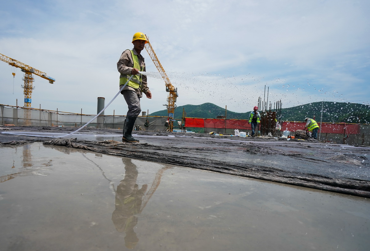 6月26日，工人在南沿江鐵路江陰站站房主體結構封頂施工現場作業。