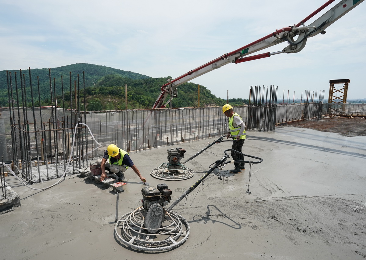 6月26日，工人在南沿江鐵路江陰站站房主體結構封頂施工現場作業。
