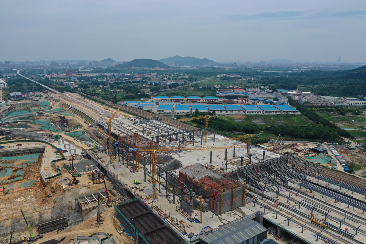 6月26日拍攝的南沿江鐵路江陰站站房主體結構封頂施工現場（無人機照片）。