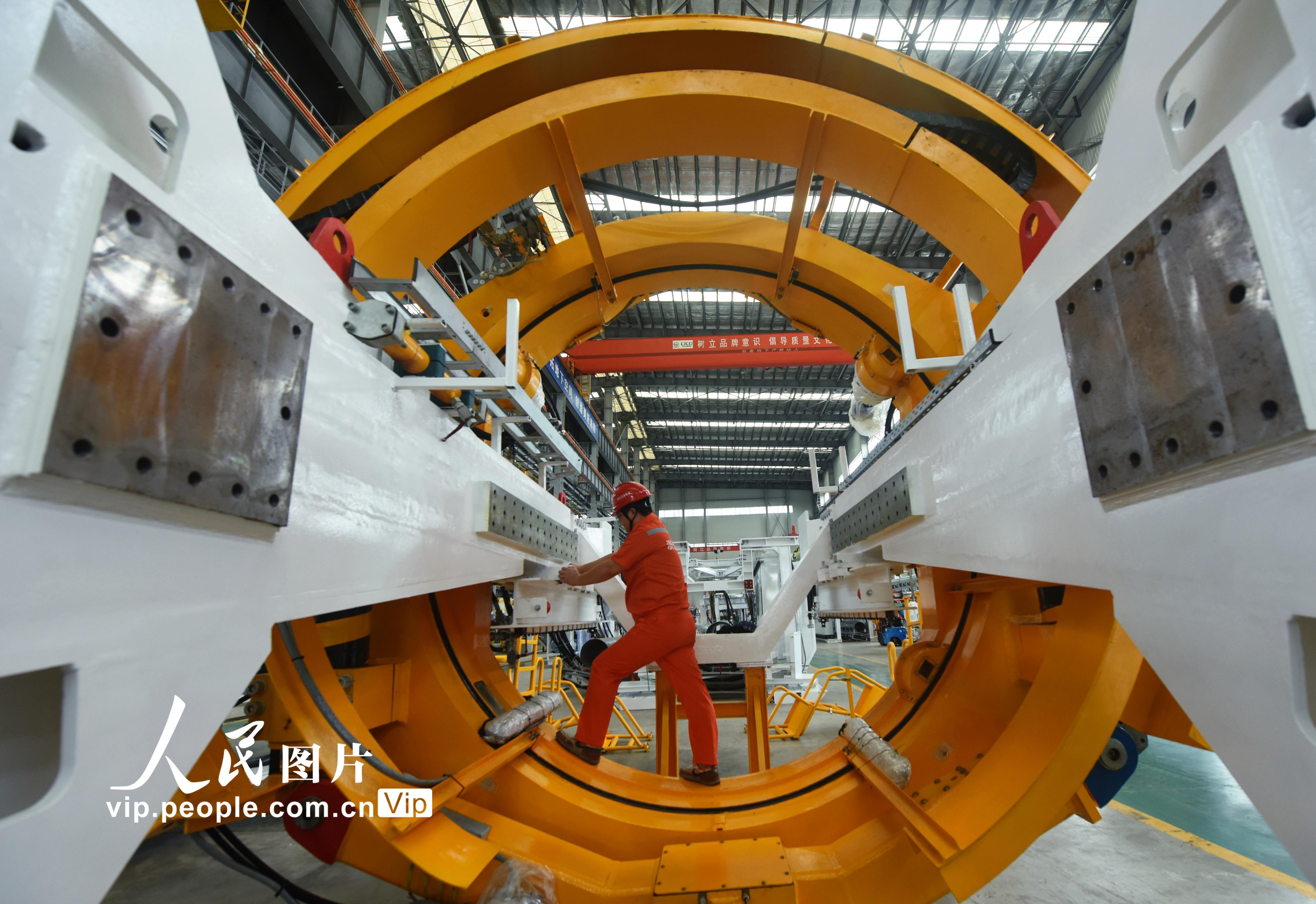 2022年6月27日，在浙江中铁装备位于杭州市萧山区的盾构机生产基地，工人正在安装新型盾构机的部件。