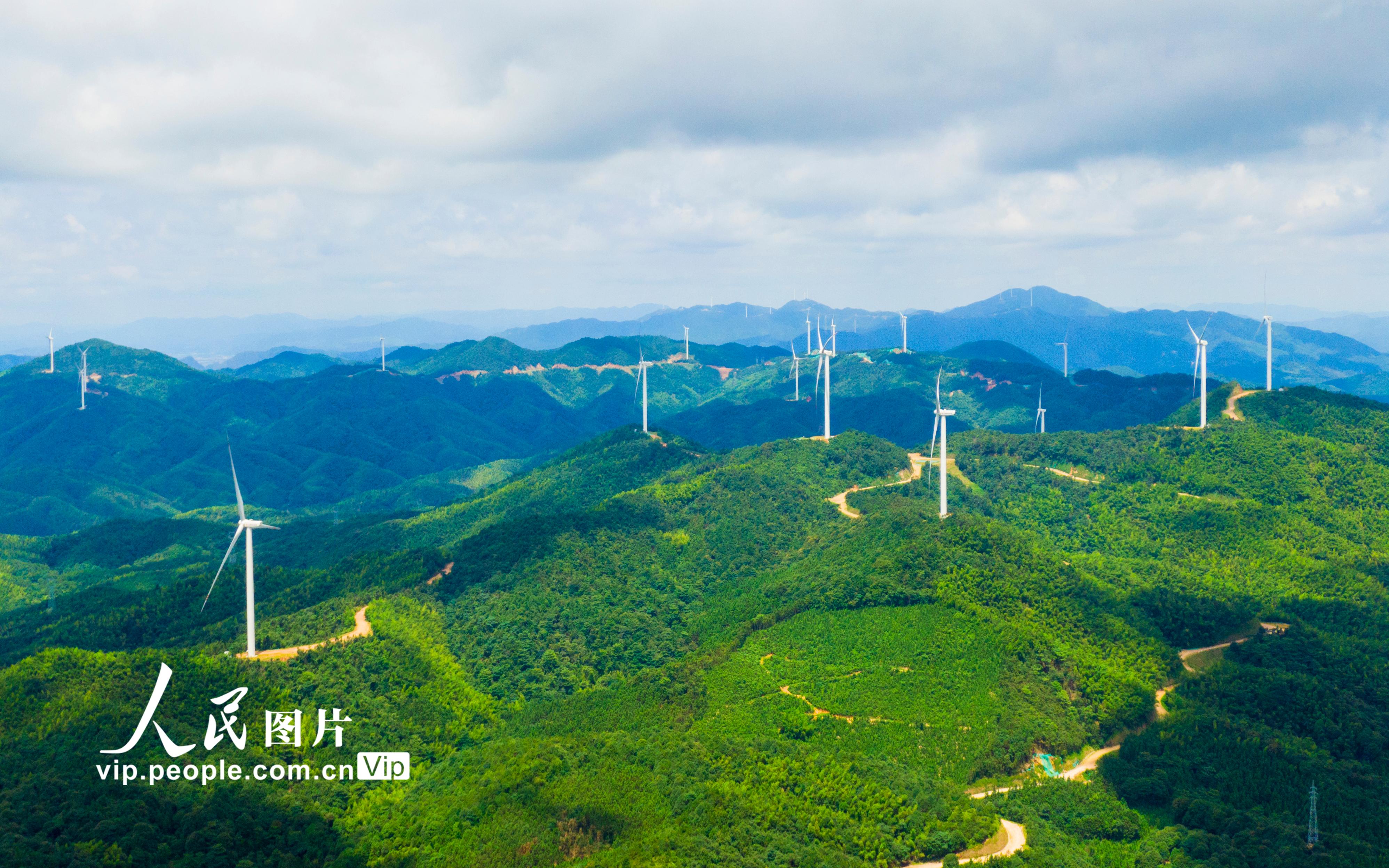 2022年6月27日，江西省赣州市定南县岭北镇迳脑村江西联合能源定南新桥智慧风电场，一台台发电机矗立在群山之中，蔚为壮观。