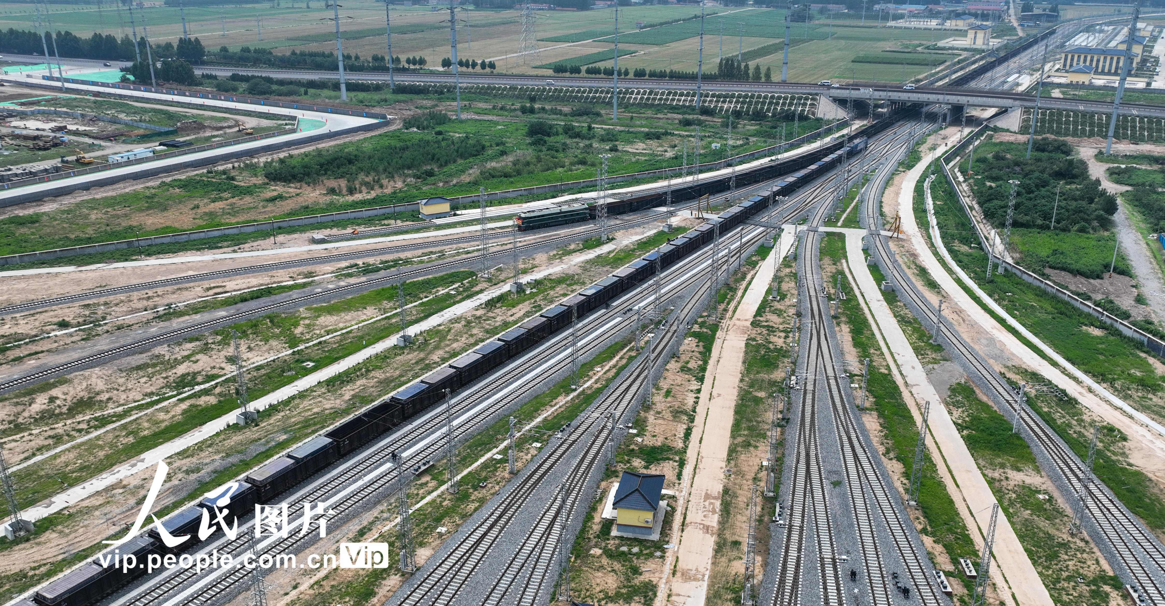 2022��6��28�գ�����װ����������34302�λ����г���ɽ����ƽ����վ�����������½�ʯ���ӣ����ͽ�վ�г����㡣