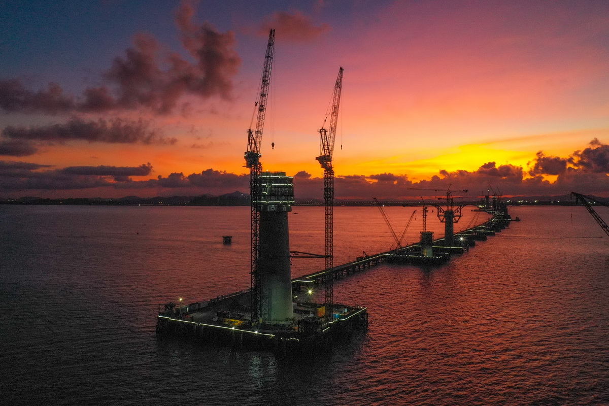 跨珠江口黃茅海大橋東塔開始中部塔柱施工