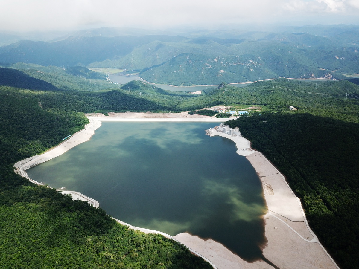 這是6月29日拍攝的國網新源黑龍江荒溝抽水蓄能電站上水庫（無人機照片）。