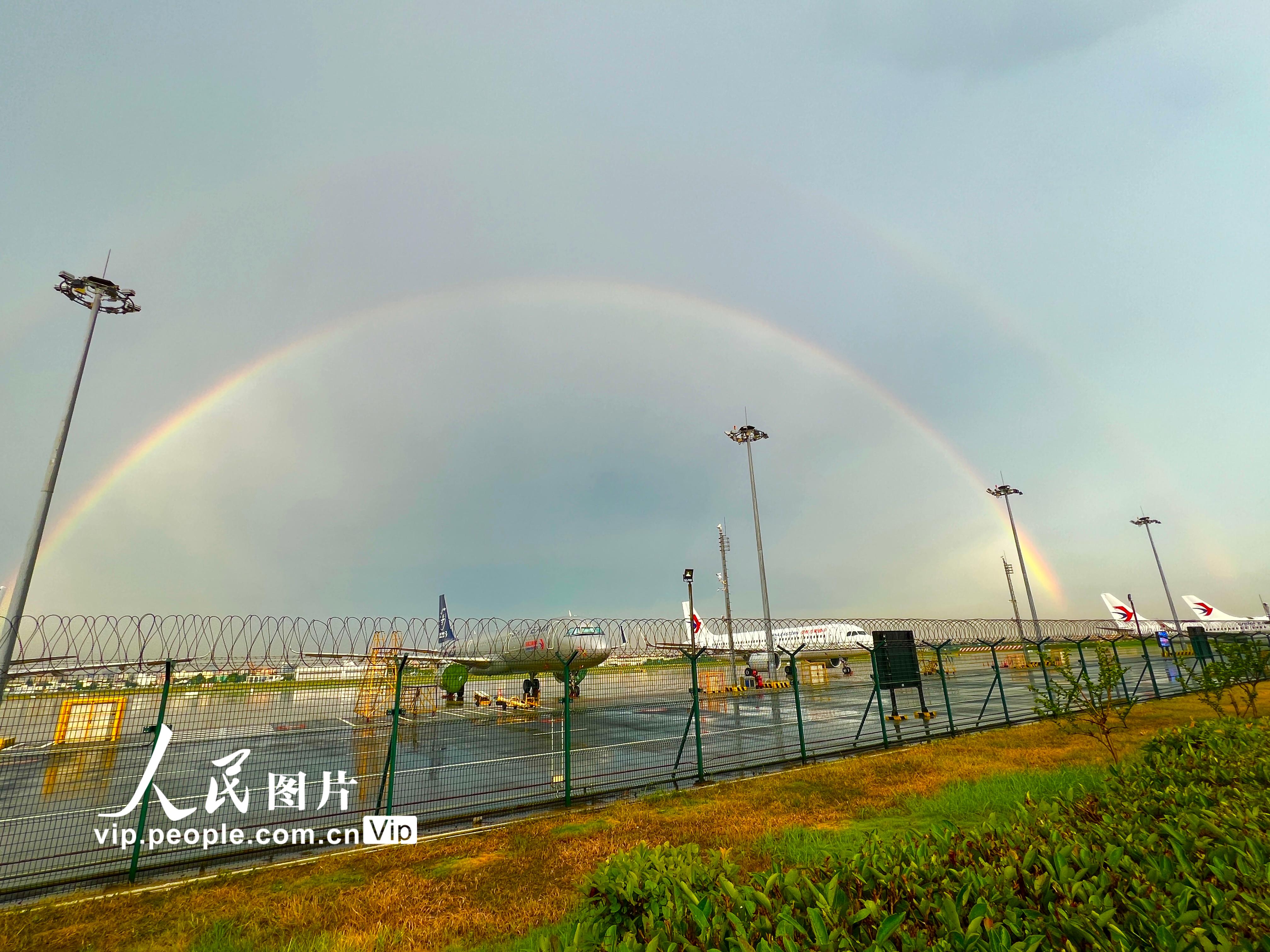 2022年6月29日，上海上空懸挂的美麗彩虹。喬磊攝（人民圖片網）