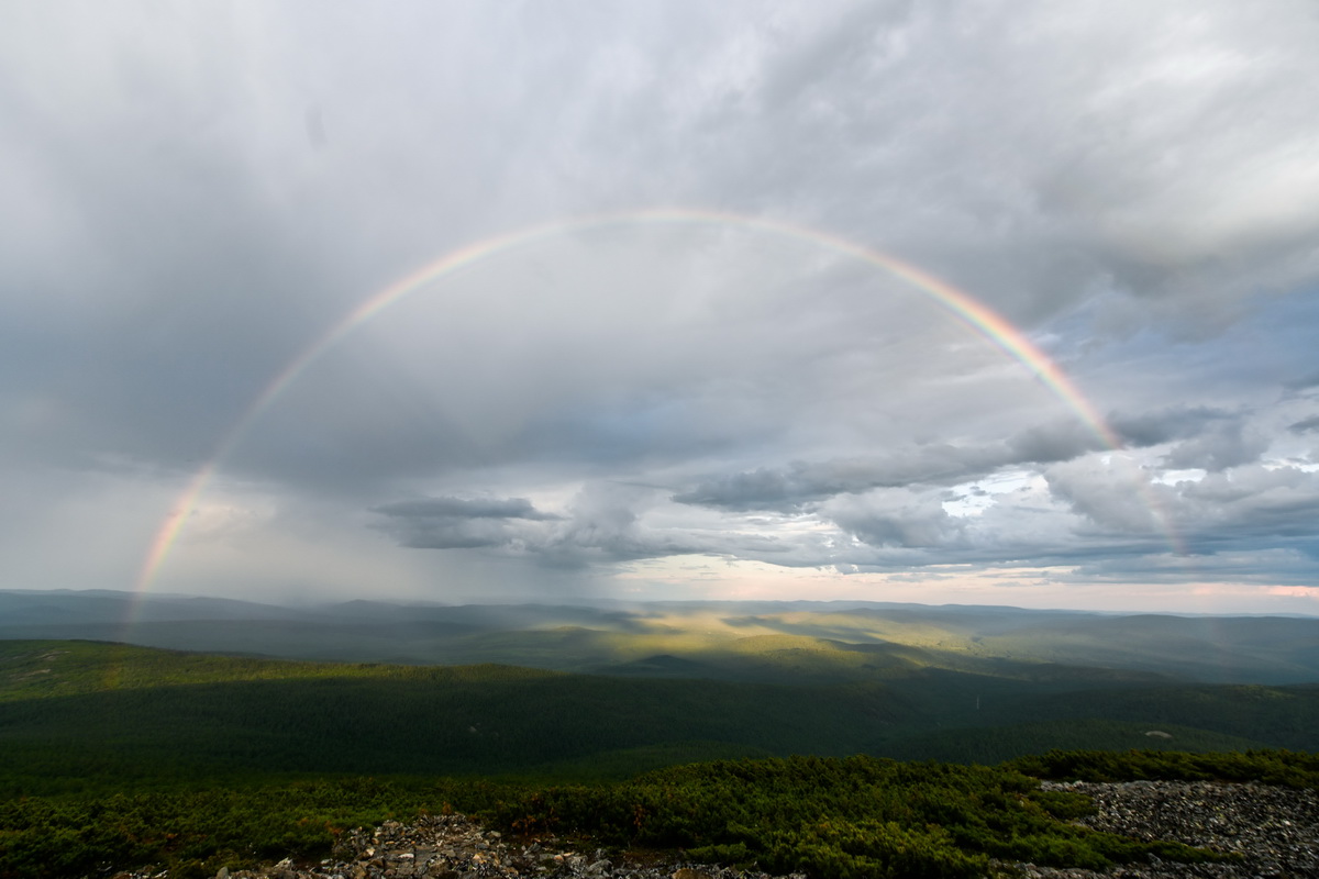 6月28日傍晚在奧克裡堆山拍攝的彩虹。新華社記者 王澤聰 攝