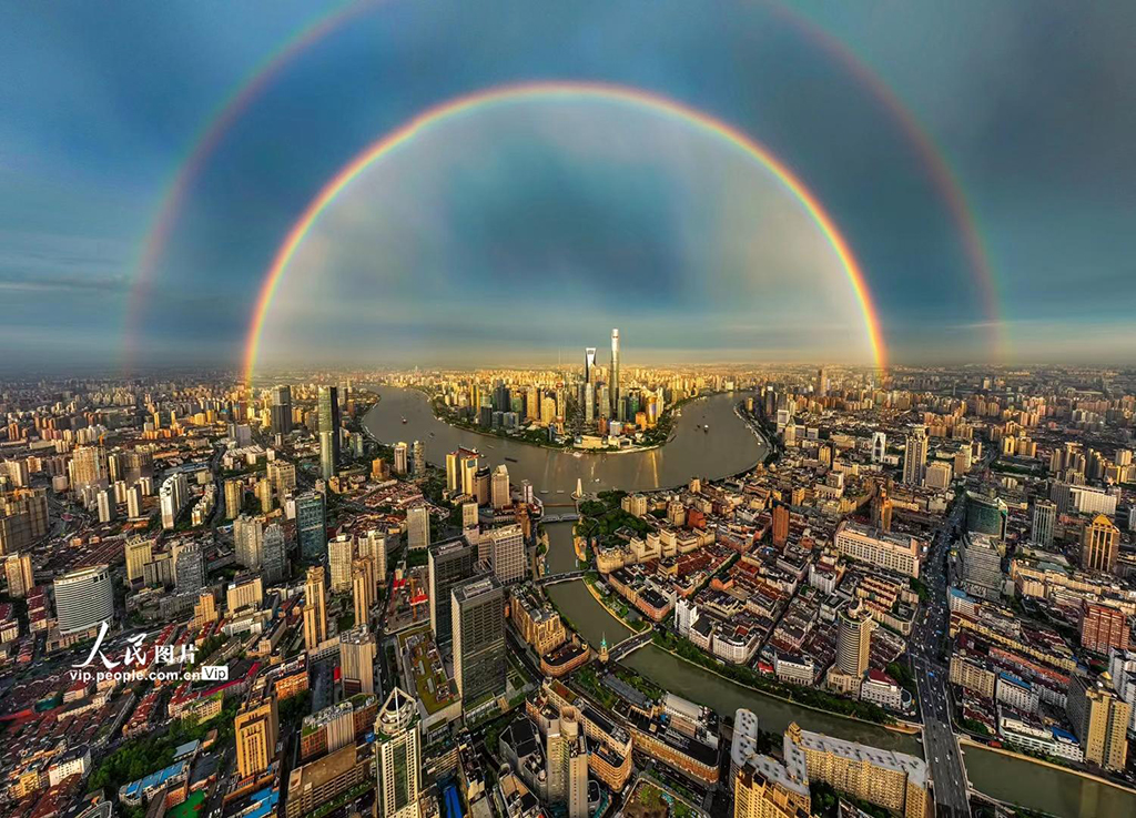 2022年6月29日，上海上空悬挂的美丽彩虹。杨帆摄（人民图片网）