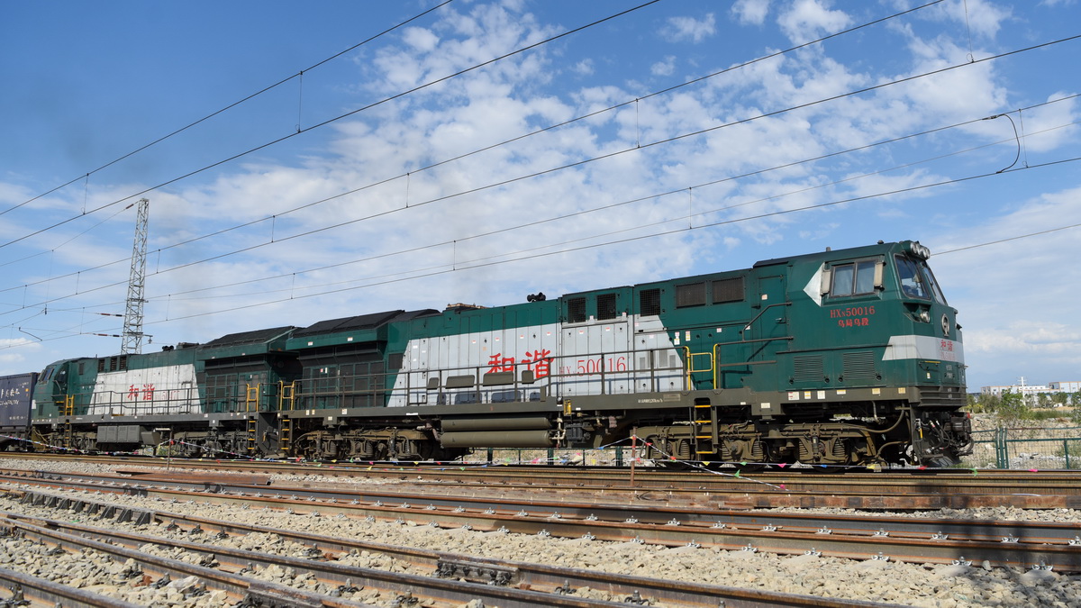  6月28日，一列貨運列車駛出烏將鐵路地窩鋪車站。