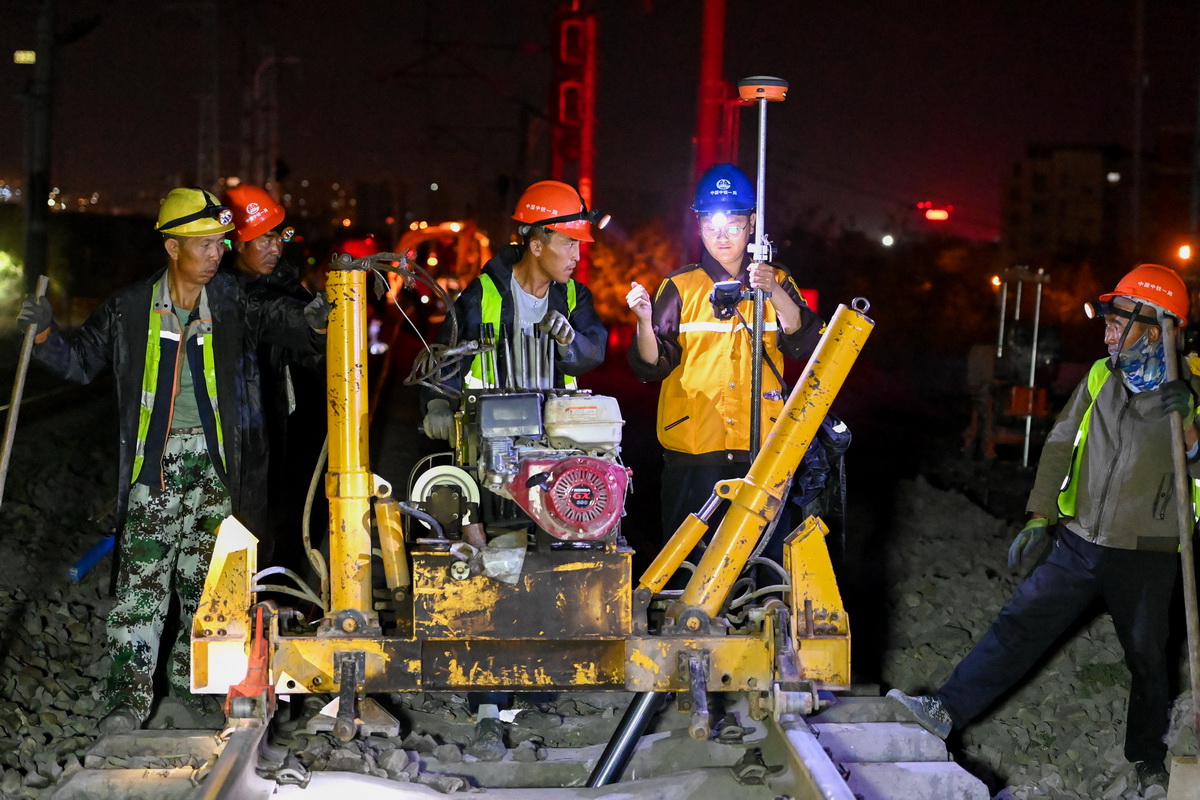 6月29日，在烏將鐵路地窩鋪車站擴能改造施工現場，中鐵一局的施工人員進行起道作業。