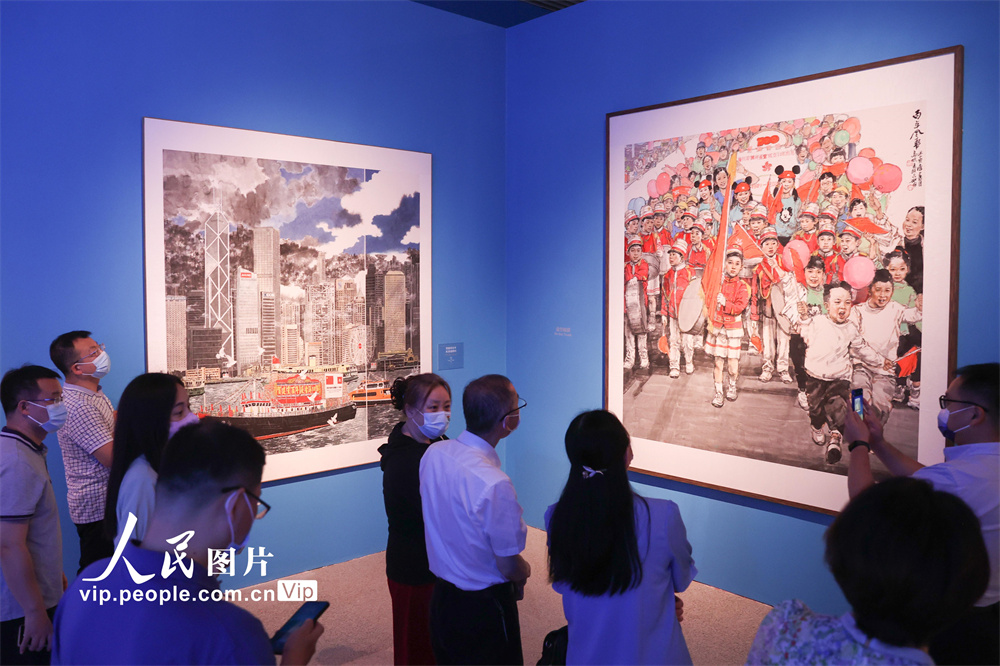6月30日，观众在中国国家博物馆举行的“笔墨丹青绘湾区――庆祝香港回归祖国25周年美术作品展”上观看国画《百年风华》。