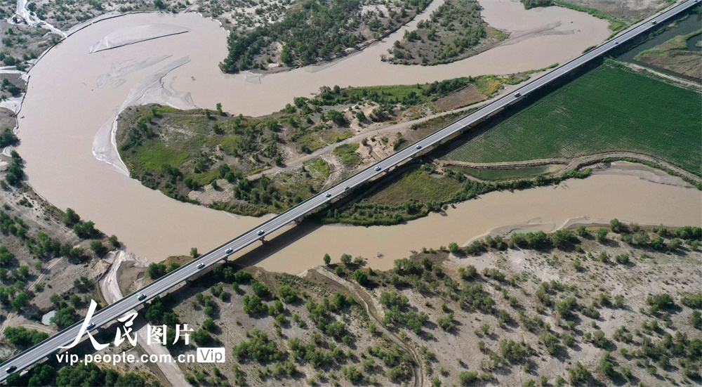 6月30日，车辆行驶在新疆尉犁县至且末县沙漠公路（尉且沙漠公路）塔里木河大桥。