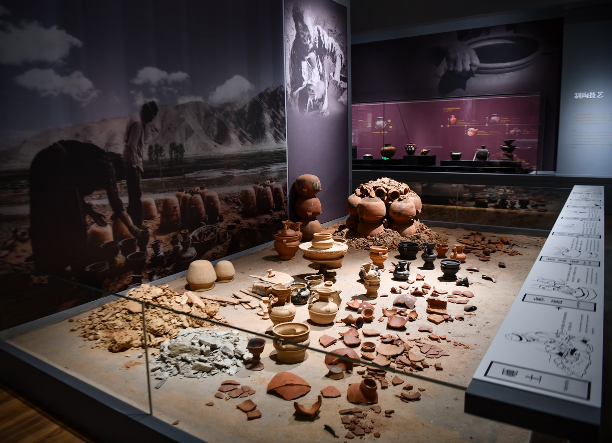 西藏博物館新館內制陶工藝展區的展品（6月30日攝）。