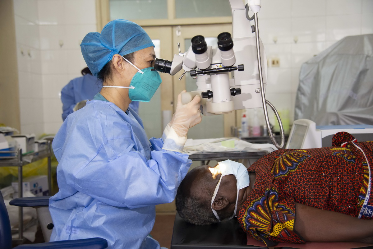 6月9日，在中非共和國首都班吉，中國醫療隊醫生為病人診治。