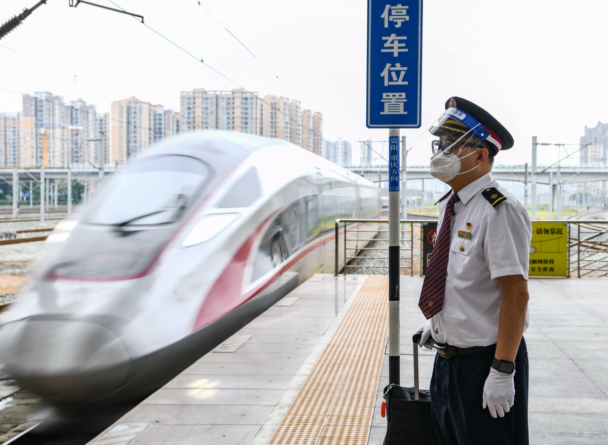 6月24日，李治刚在成都东站站台上等待接车。新华社记者 王曦 摄