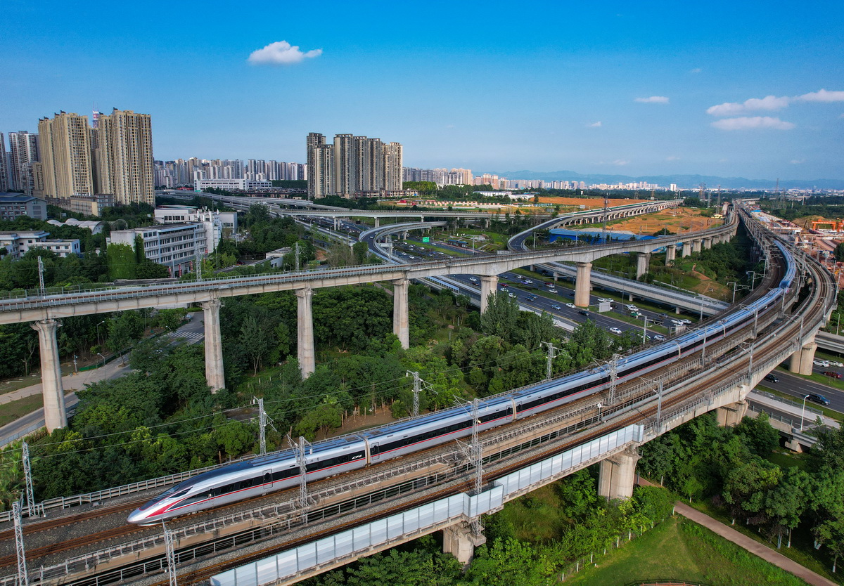 6月24日，復興號動車組行駛在成渝城際鐵路上（無人機照片）。新華社記者 王曦 攝