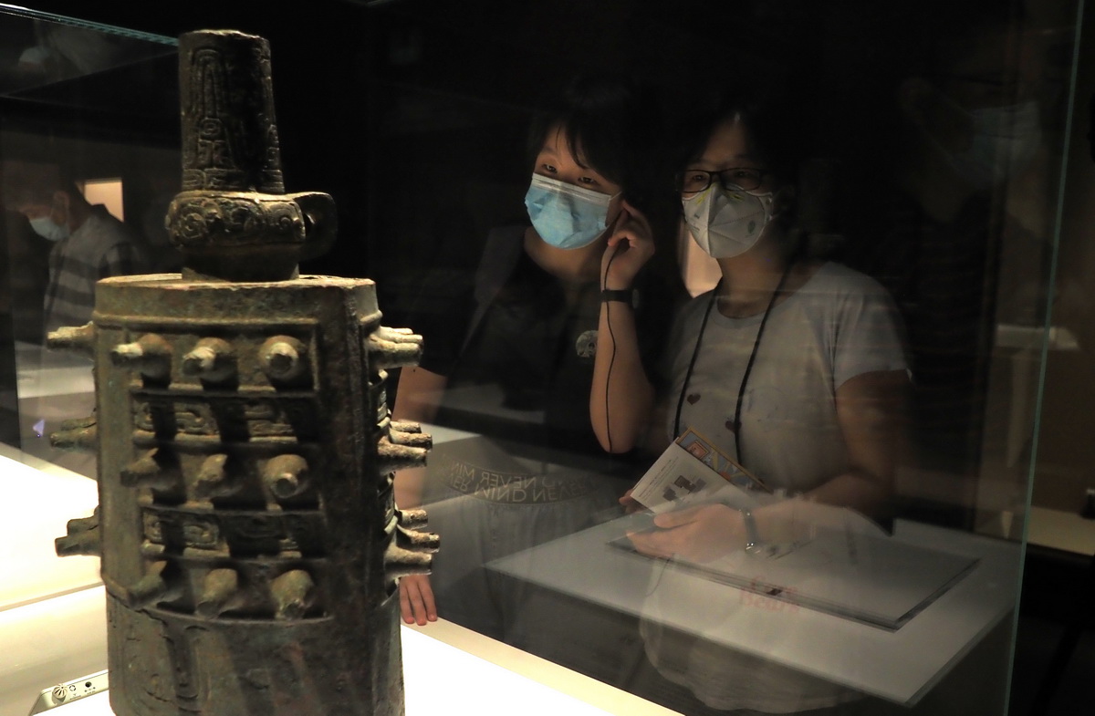 7月1日，觀眾在當日恢復開放的上海博物館展廳內觀看“盛世芳華——上海博物館受贈文物展”。新華社記者 任瓏 攝
