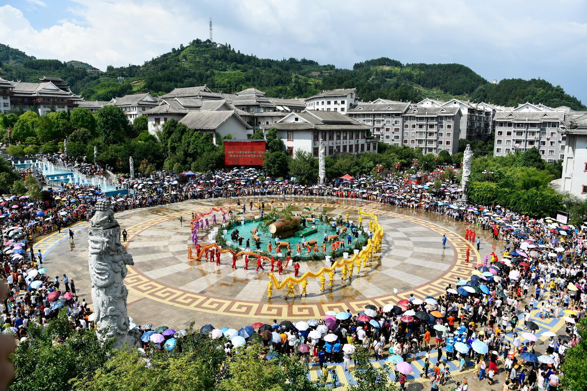 7月2日，人們在貴州省劍河縣“六月六”民族文化活動中參加水龍狂歡。