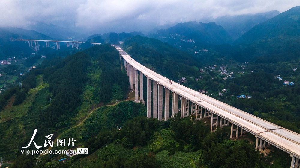 7月3日，在贵州省遵义市桐梓县境内拍摄的兰海高速重遵扩容工程茅草湾大桥。