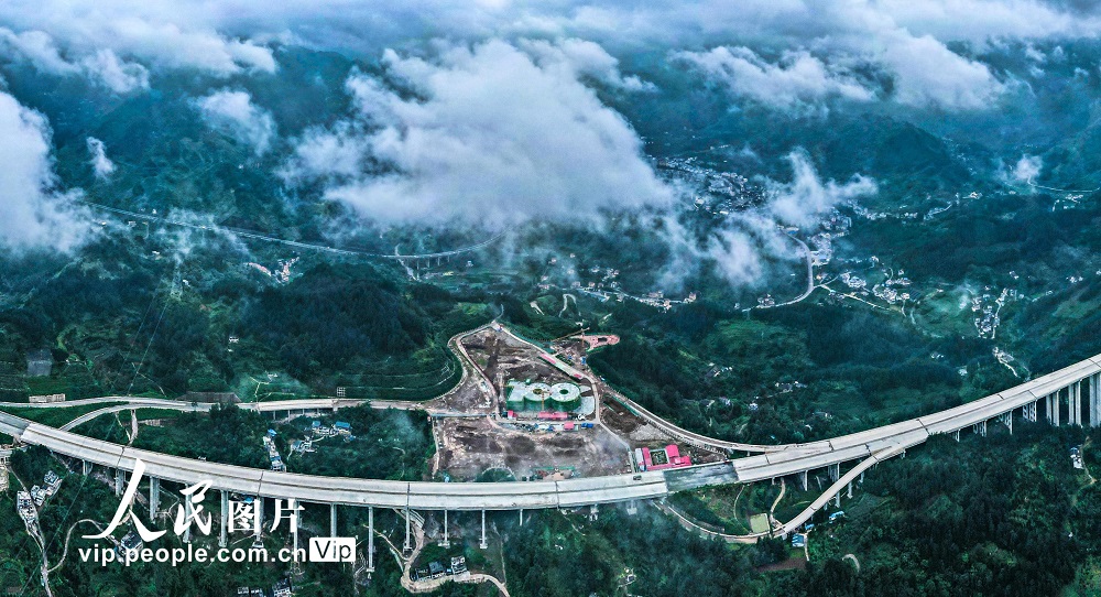 7月3日，在贵州省遵义市桐梓县境内拍摄的兰海高速重遵扩容工程34标大娄山服务区。