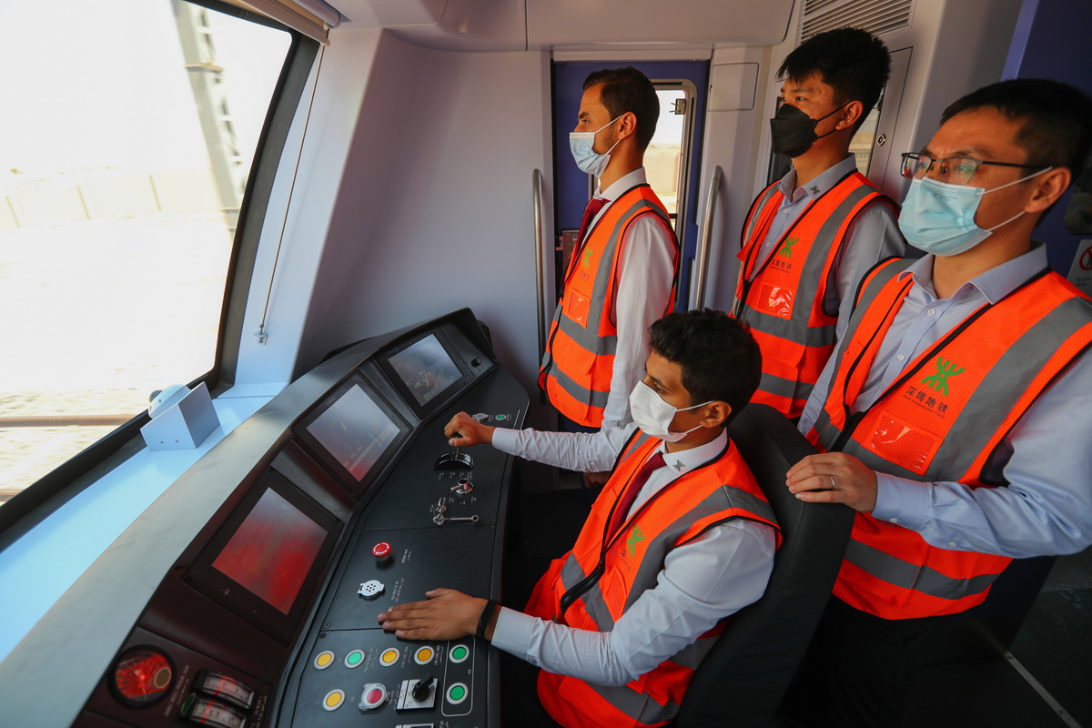 7月3日，在埃及開羅東部，中方工作人員監看由中國培訓的埃及輕軌列車駕駛員駕駛一輛試運行的輕軌列車。新華社記者 隋先凱 攝