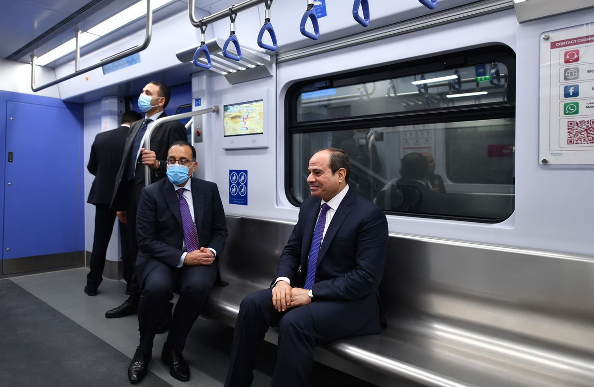 7月3日，埃及總統塞西（右一）和總理馬德布利（右二）在開羅出席齋月十日城輕軌鐵路通車試運行活動。新華社發（埃及總統府供圖）