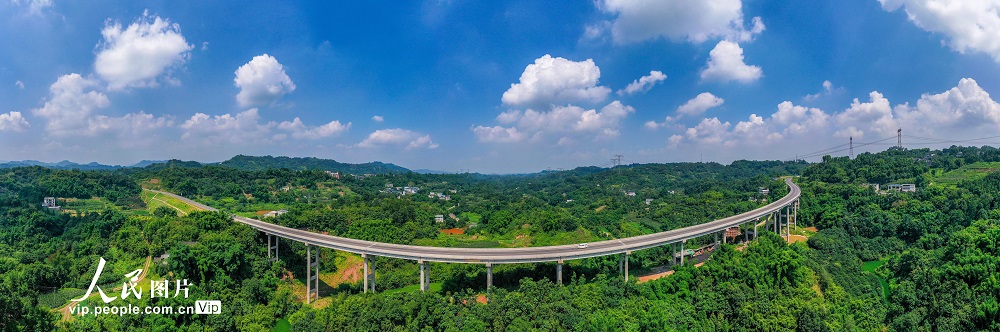 2022年7月4日，國道546四川省瀘州市納溪段穿過崇山峻嶺，與青山綠水相映成景，美若畫卷。