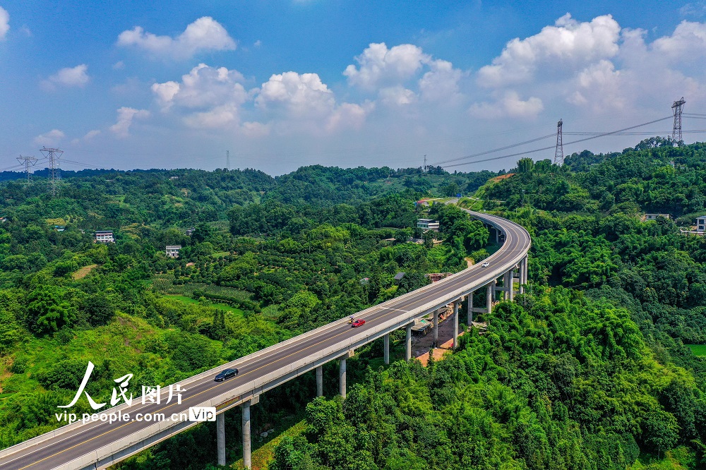 2022年7月4日，國道546四川省瀘州市納溪段穿過崇山峻嶺，與青山綠水相映成景，美若畫卷。