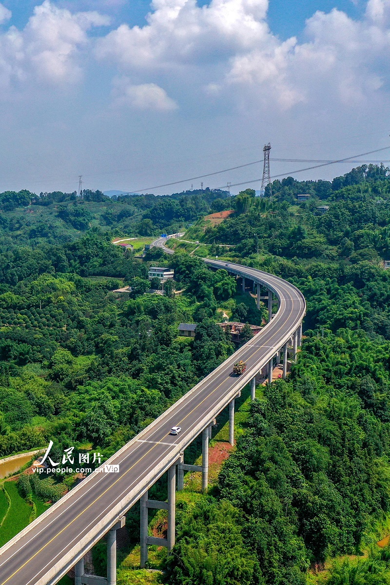 2022年7月4日，國道546四川省瀘州市納溪段穿過崇山峻嶺，與青山綠水相映成景，美若畫卷。