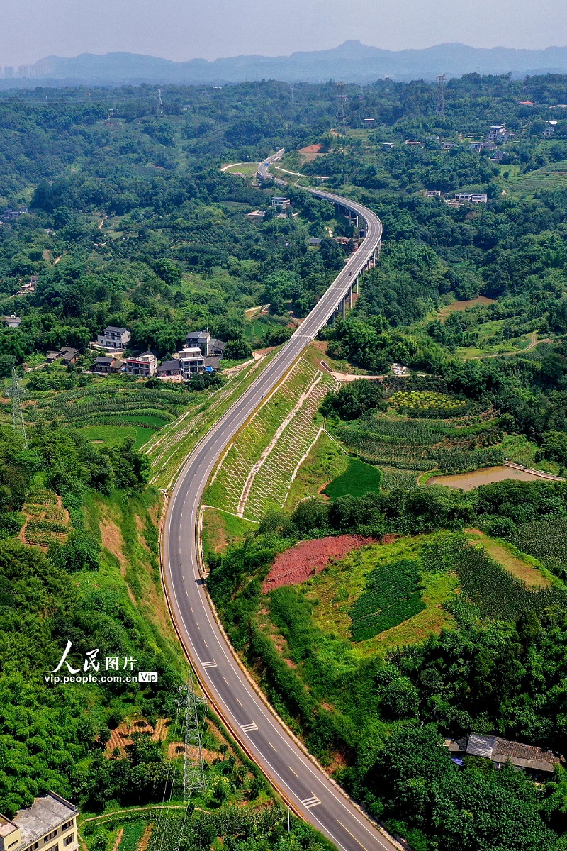 2022年7月4日，國道546四川省瀘州市納溪段穿過崇山峻嶺，與青山綠水相映成景，美若畫卷。