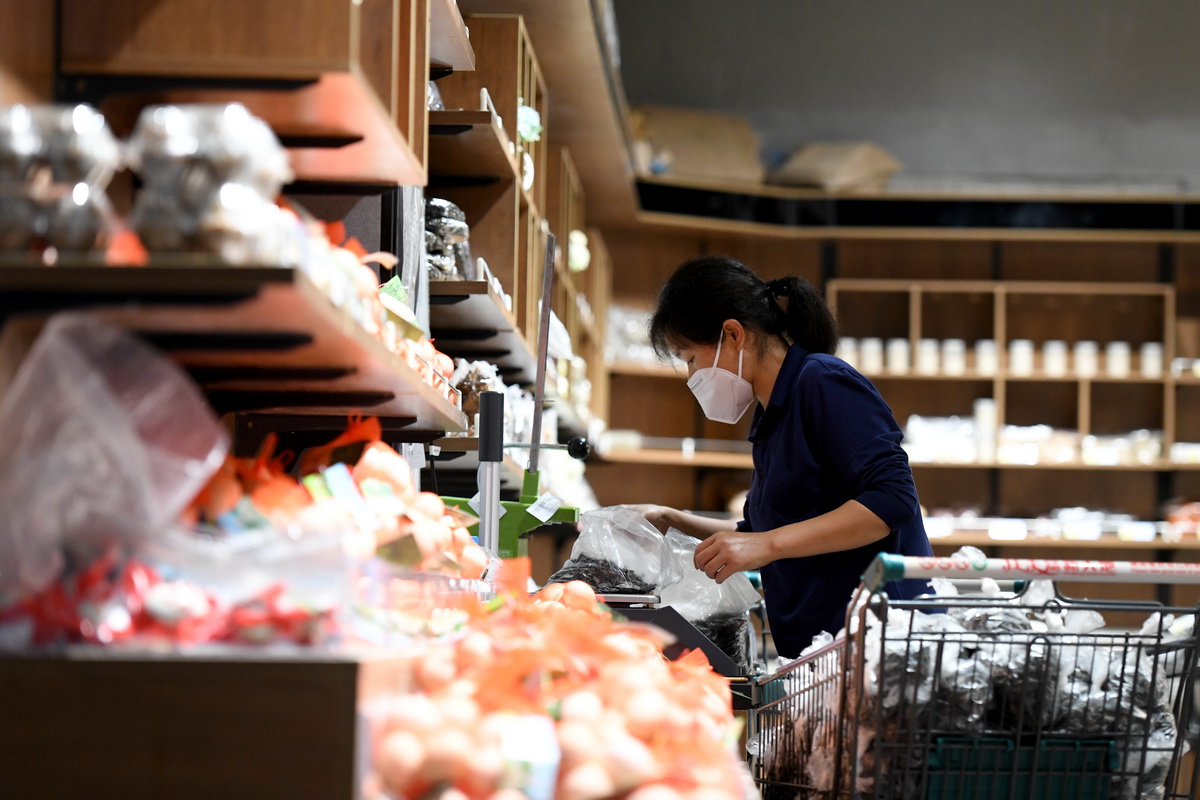7月4日，泗縣佳美超市的工作人員在分裝商品。