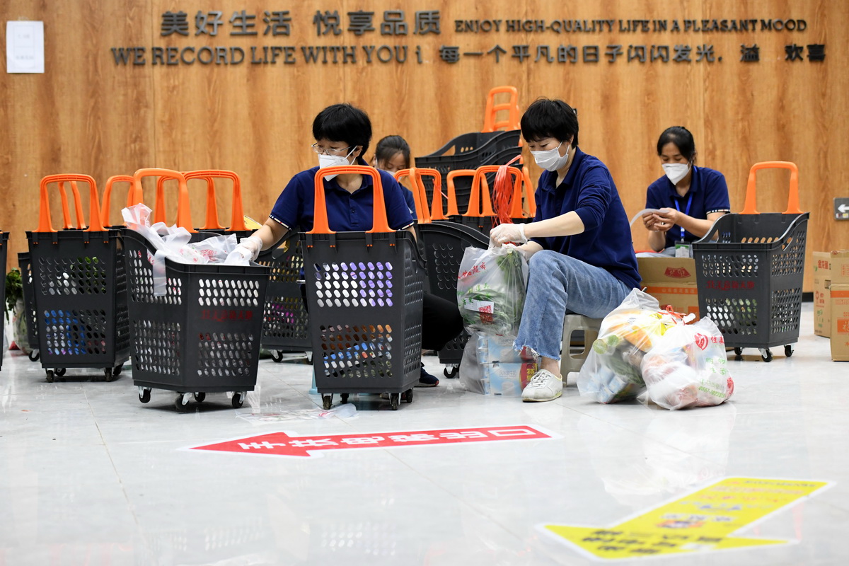 7月4日，泗縣佳美超市的工作人員將分揀好的訂單打包。