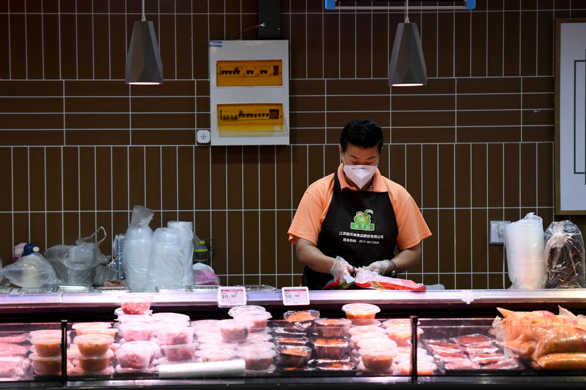 7月4日，泗縣佳美超市的工作人員在分裝商品。