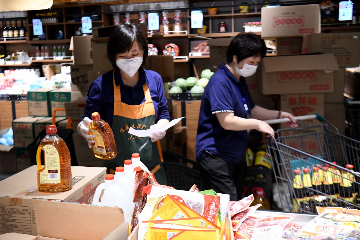 7月4日，泗縣佳美超市的工作人員根據線上訂單分揀商品。