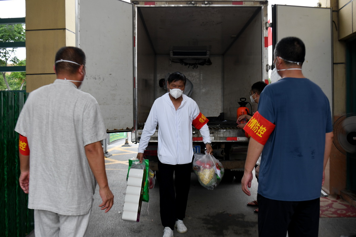 7月4日，泗縣玉蘭小區工作人員接收居民的訂單物資。