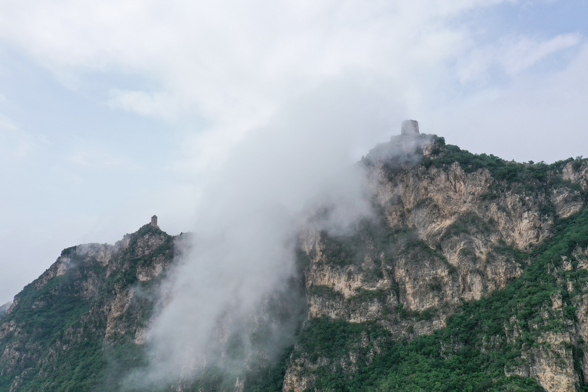 云雾中的长城仙女楼（左）、望京楼（7月4日摄，无人机照片）。