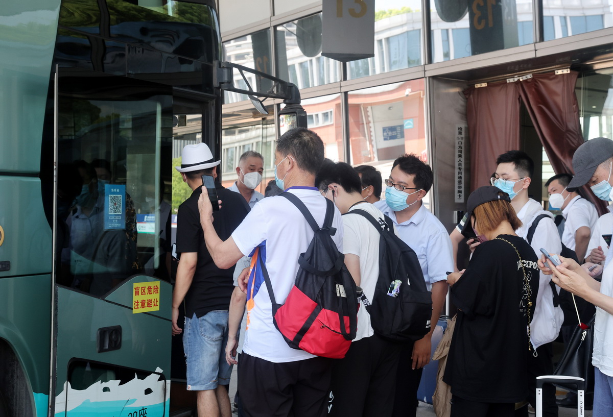 7月5日，在上海长途客运南站，旅客登车前用手机扫描车辆场所码。