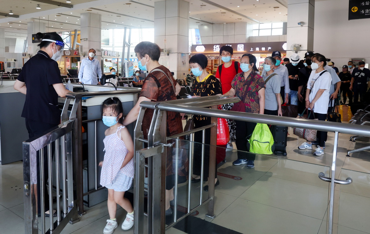 7月5日，在上海长途客运南站，旅客在检票口检票乘车。