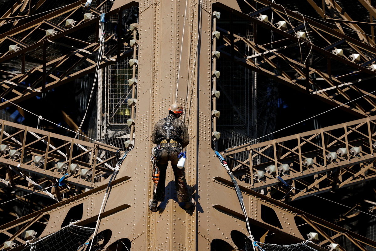 7月5日，在法国巴黎，工人为埃菲尔铁塔重新上漆。