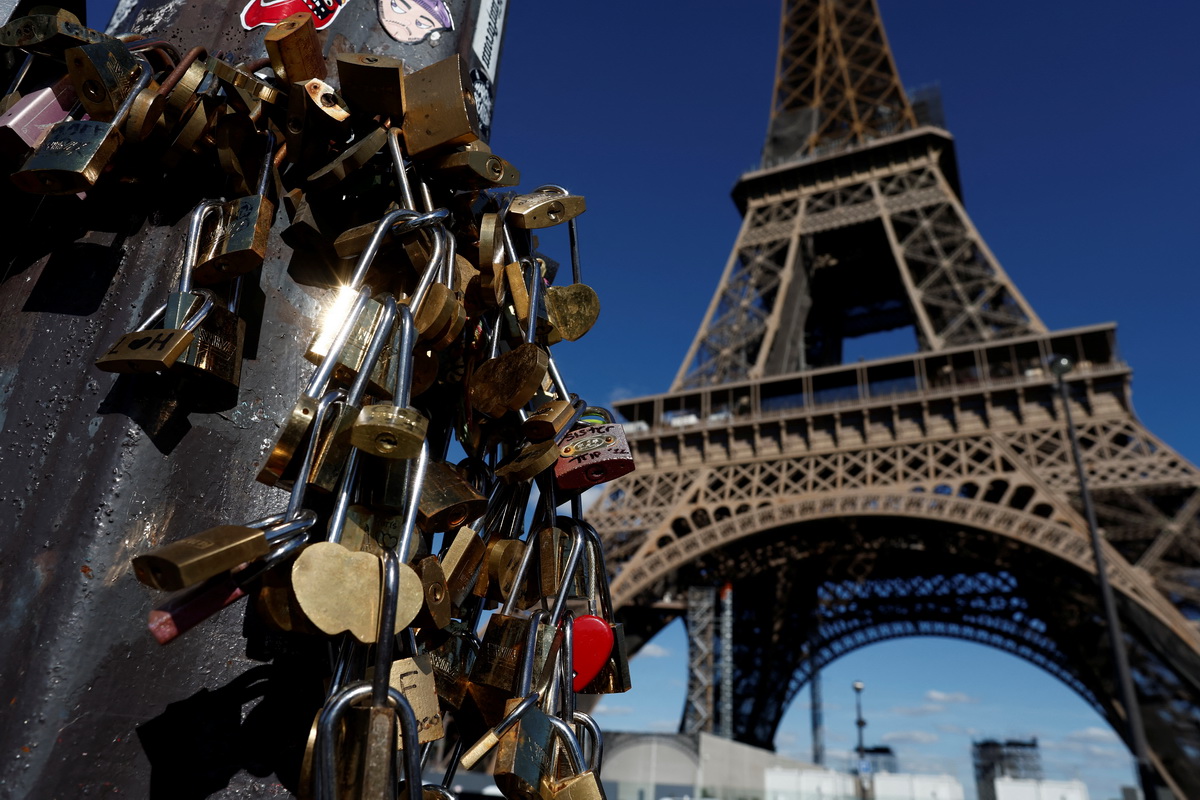 这是7月3日在法国巴黎拍摄的埃菲尔铁塔。